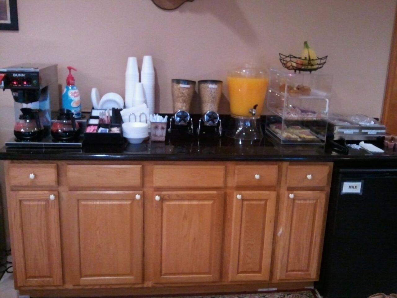 Royal Inn Pearsall Esterno foto
