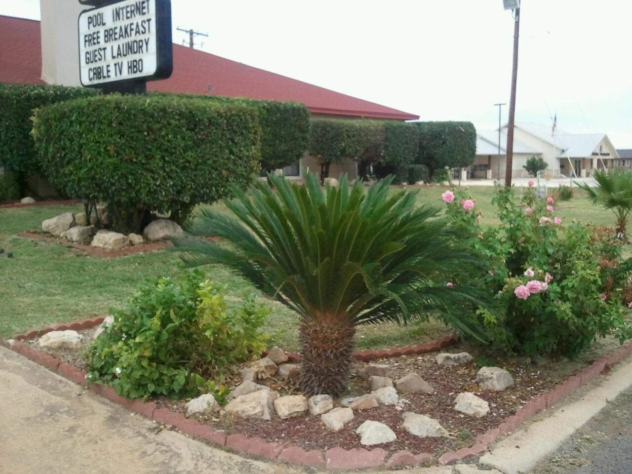 Royal Inn Pearsall Esterno foto