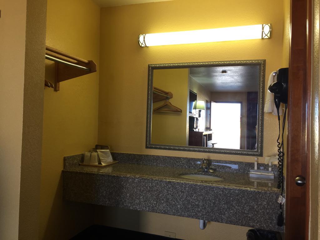 Royal Inn Pearsall Esterno foto
